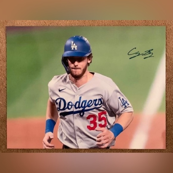 Cody Bellinger Autographed Photo Los Angeles Dodgers 8.5x11 - Picture 1 of 2
